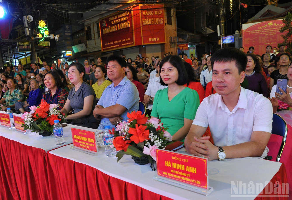 Đảng ủy, Ủy ban nhân dân, Hội đồng nhân dân phường Kỳ Lừa, tỉnh Lạng Sơn tổ chức các hoạt động văn nghệ chào mừng phục vụ nhân dân trên địa bàn. ndo_br_gen-h-z6776179331213-63c6c997789846ea92745a412648e2d8.jpg