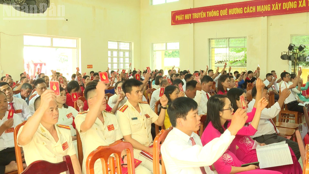 Đại biểu dự Đại hội Đảng bộ lần thứ 1 xã Tân Văn biểu quyết thông qua Nghị quyết Đại hội. ndo_tl_a4.jpg