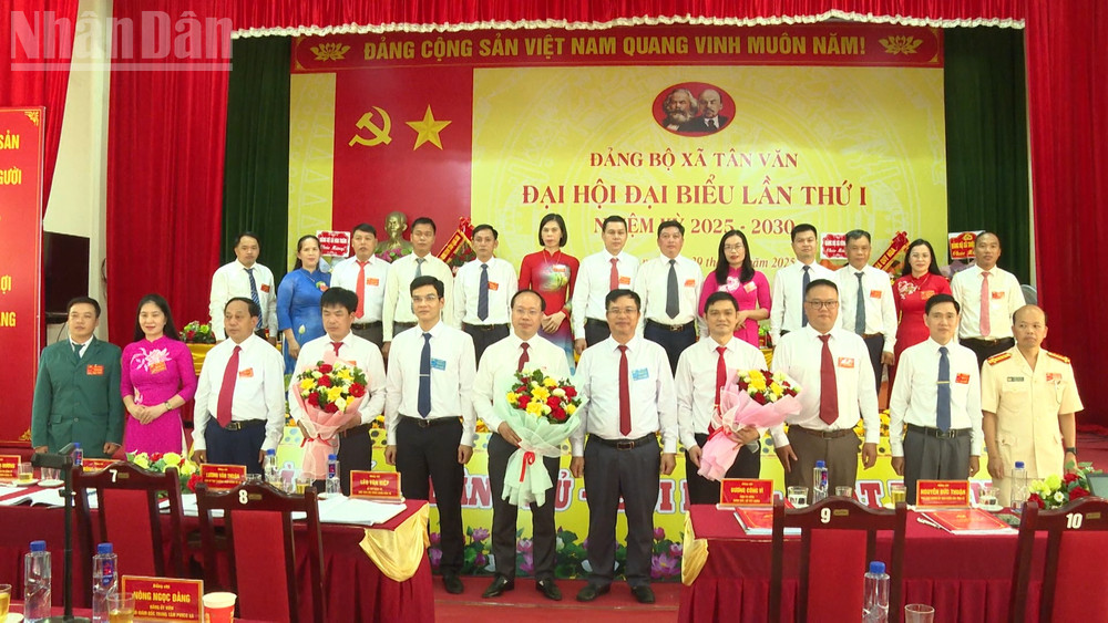 Ban Chấp hành Đảng bộ xã Tân Văn, nhiệm kỳ 2025 - 2030 ra mắt Đại hội. ndo_tl_a1.jpg