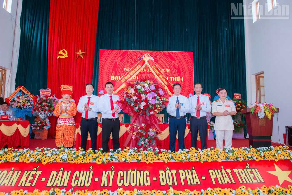 Đại diện Đảng ủy xã Xuân Dương nhận lẵng hoa chúc mừng của lãnh đạo tỉnh Lạng Sơn. ndo_tr_1343ecbc248cadd2f49d.jpg