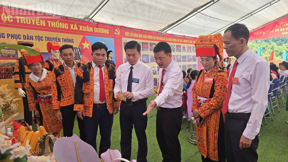 Lãnh đạo Đảng ủy xã Xuân Dương giới thiệu các sản phẩm nông nghiệp đặc trưng của địa phương. ndo_tl_gen-h-z6851592254374-e32853eba82e2936988360cd2c7e579f.jpg