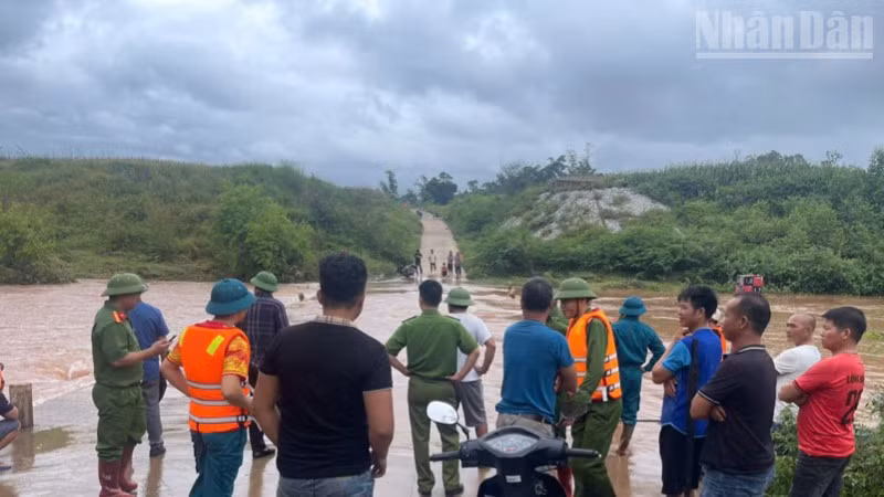 Các lực lượng chức năng và nhân dân địa phương có mặt khi xảy ra sự việc. 