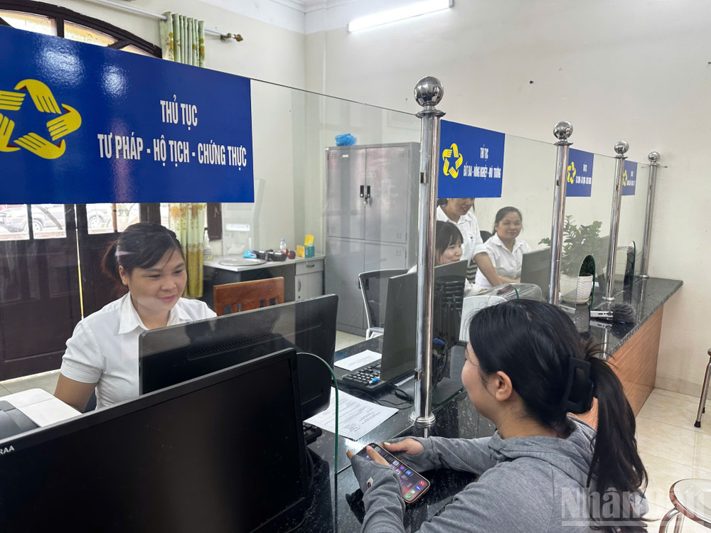 Cán bộ xã Đồng Đăng, tỉnh Lạng Sơn giải quyết thủ tục hành chính cho người dân. ndo_br_gen-h-z6761509570833-c2a5488c765d91d24d048401d2177b30.jpg