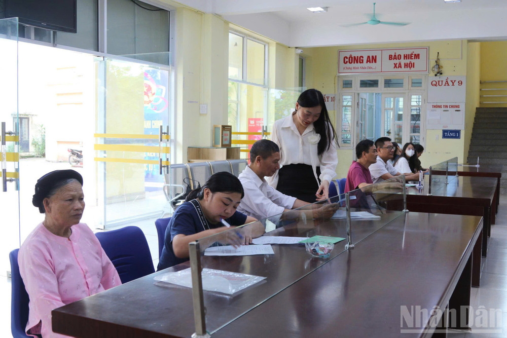 Cán bộ phường Kỳ Lừa, tỉnh Lạng Sơn hướng dẫn người dân khai các thủ tục hành chính. ndo_br_nguoi-dan-duoc-huong-dan-lam-tthc-tai-phuong-ky-lua-2.jpg