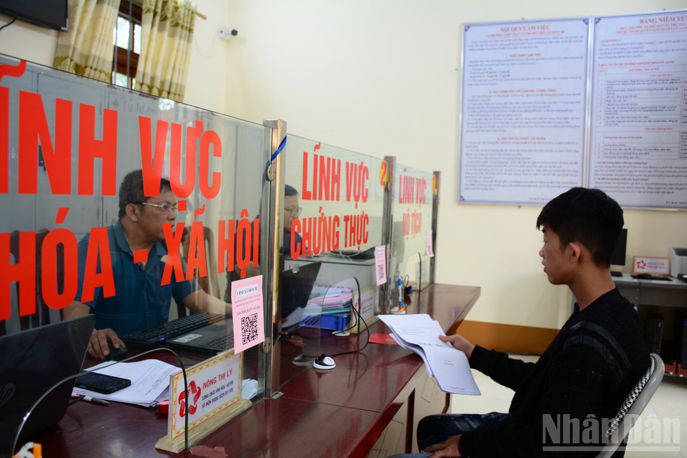 Người dân được công chức xã Điềm He, tỉnh Lạng Sơn giúp giải quyết các thủ tục hành chính. ndo_br_dsc-6983.jpg