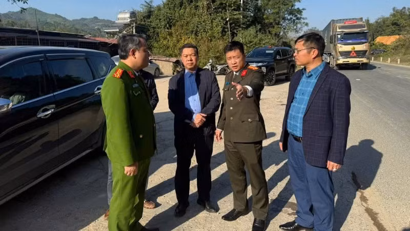 Lãnh đạo Ủy ban nhân dân tỉnh và Công an tỉnh Lạng Sơn kiểm tra hiện trường vụ tai nạn.