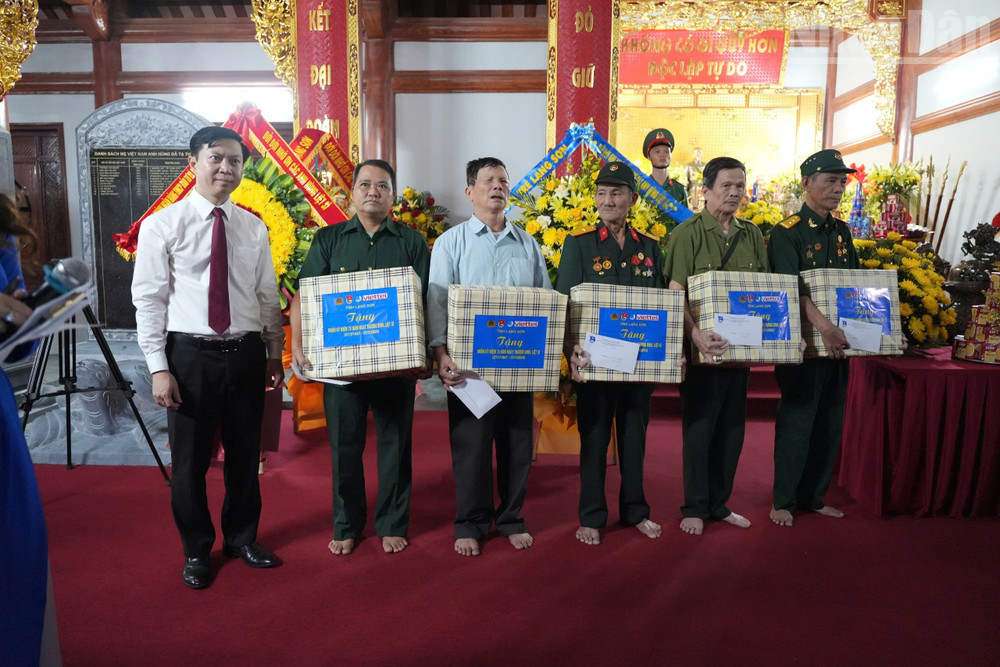 Đồng chí Nguyễn Hoàng Tùng, Ủy viên Ban Thường vụ Tỉnh ủy, Chủ tịch Ủy ban Mặt trận Tổ quốc Việt Nam tỉnh Lạng Sơn trao tặng các phần quà cho các thương bệnh binh. ndo_tr_gen-h-z6845629080872-b235767a2d1552b40f5f7df5bad1b31e.jpg