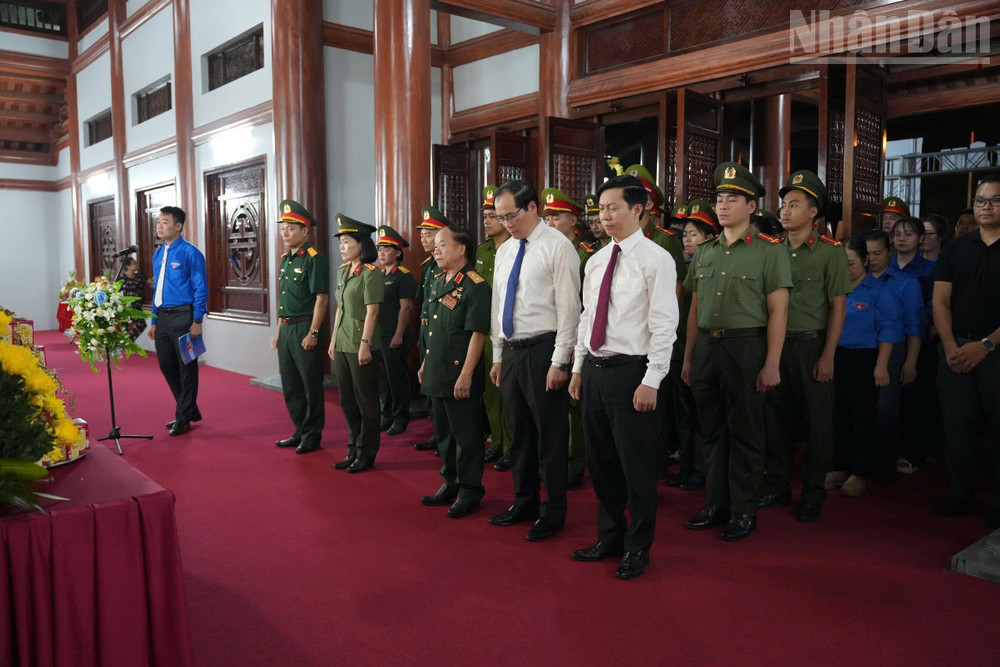 Lãnh đạo Ủy ban nhân dân tỉnh, Ủy ban Mặt trận Tổ quốc tỉnh, Tỉnh đoàn Lạng Sơn cùng các các đại biểu và đoàn viên, thanh niên dành phút mặc niệm tưởng nhớ các anh hùng liệt sĩ. ndo_tr_gen-h-z6845629167882-d328258f976ef3c36447fe4f3c82cc81.jpg