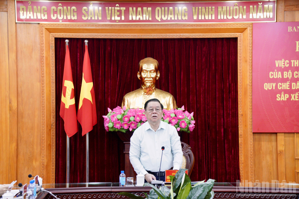Đồng chí Nguyễn Trọng Nghĩa, Ủy viên Bộ Chính trị, Bí thư Trung ương Đảng, Trưởng Ban Tuyên giáo và Dân vận Trung ương phát biểu kết luận buổi làm việc. ndo_br_img-0050.jpg
