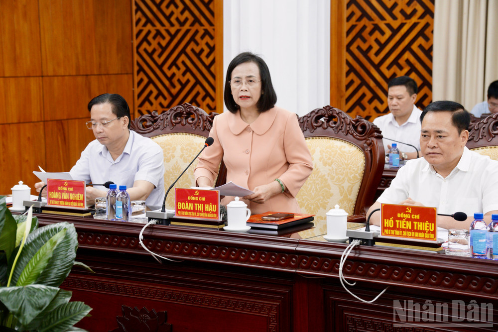 Đồng chí Đoàn Thị Hậu, Phó Bí thư thường trực Tỉnh ủy, Chủ tịch Hội đồng nhân dân tỉnh Lạng Sơn trình bày báo cáo việc thực hiện Chỉ thị số 30-CT/TW của tỉnh Lạng Sơn. ndo_br_img-0049.jpg