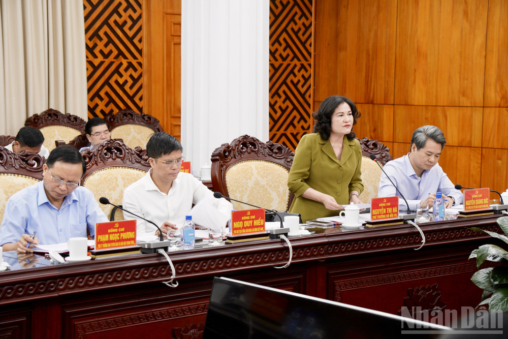 Đồng chí Nguyễn Thị Hà, Thứ trưởng Nội vụ trao đổi tại buổi làm việc. ndo_br_img-0055.jpg