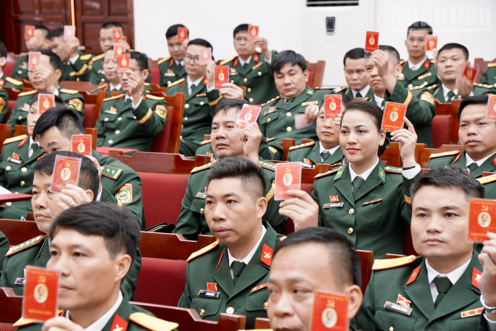 Các Đại biểu biểu quyết thông qua Nghị quyết của Đại hội. ndo_tr_img-0165.jpg