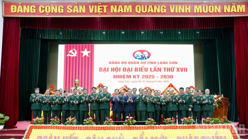 Lãnh đạo tỉnh Lạng Sơn, Ban Chấp hành Đảng bộ Quân sự tỉnh Lạng Sơn, nhiệm kỳ 2025-2030 và Đại biểu đi dự Đại hội cấp trên ra mắt Đại hội.