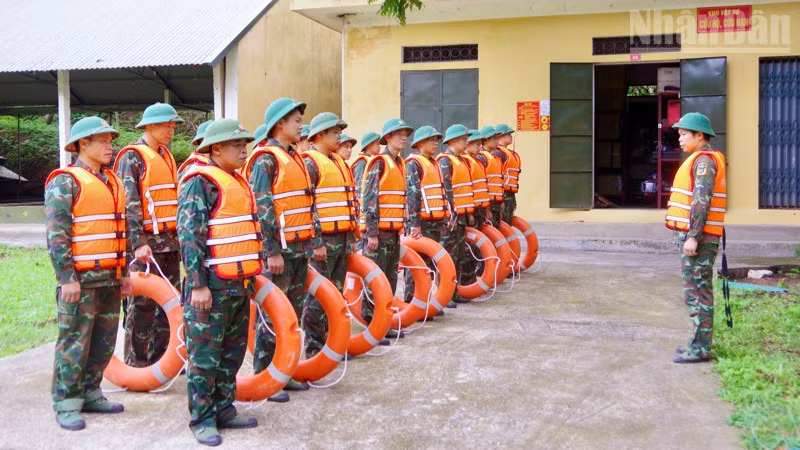 Cán bộ, chiến sĩ Bộ Chỉ huy quân sự tỉnh Lạng Sơn chuẩn bị tham gia phòng chống thiên tai. (Ảnh: DƯƠNG NGUYÊN)
