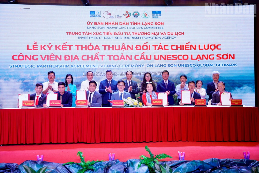 Lãnh đạo Trung tâm Xúc tiến Đầu tư, Thương mại và Du lịch tỉnh Lạng Sơn ký kết với các đối tác. ndo_tr_dat1902.jpg