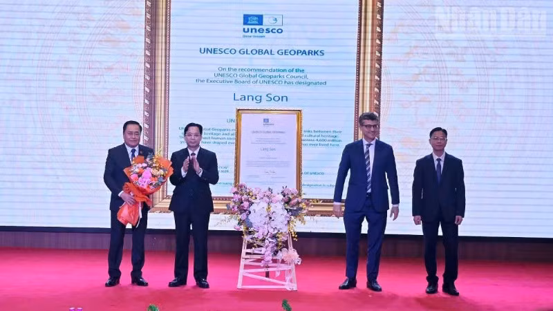 Lãnh đạo tỉnh Lạng Sơn đón nhận danh hiệu Công viên địa chất toàn cầu UNESCO Lạng Sơn.