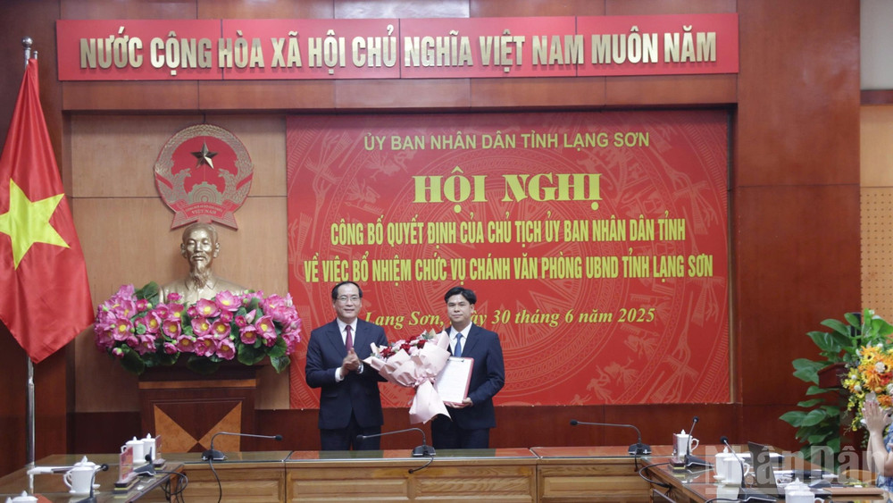 Đồng chí Nguyễn Văn Hà, Chánh Văn phòng Ủy ban nhân dân tỉnh Lạng Sơn nhận quyết định từ Phó chủ tịch Thường trực Ủy ban nhân dân tỉnh Lạng Sơn. ndo_br_7eaf25fe226a9534cc7b-646.jpg