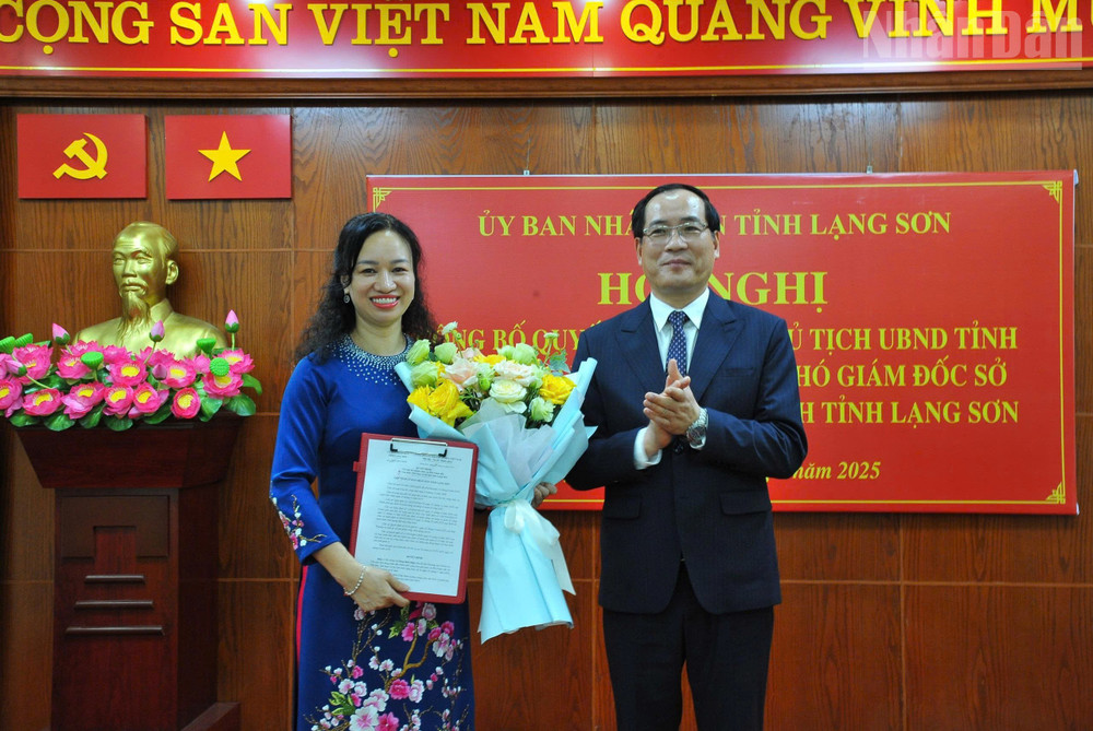 Đồng chí Nông Bích Diệp, Phó Giám đốc Sở Văn hóa, Thể thao và Du lịch tỉnh Lạng Sơn nhận quyết định từ Phó Chủ tịch Thường trực Ủy ban nhân dân tỉnh Lạng Sơn. ndo_tr_gen-h-z6757260814785-c42605051f6c32ee3f975aad770ca247.jpg