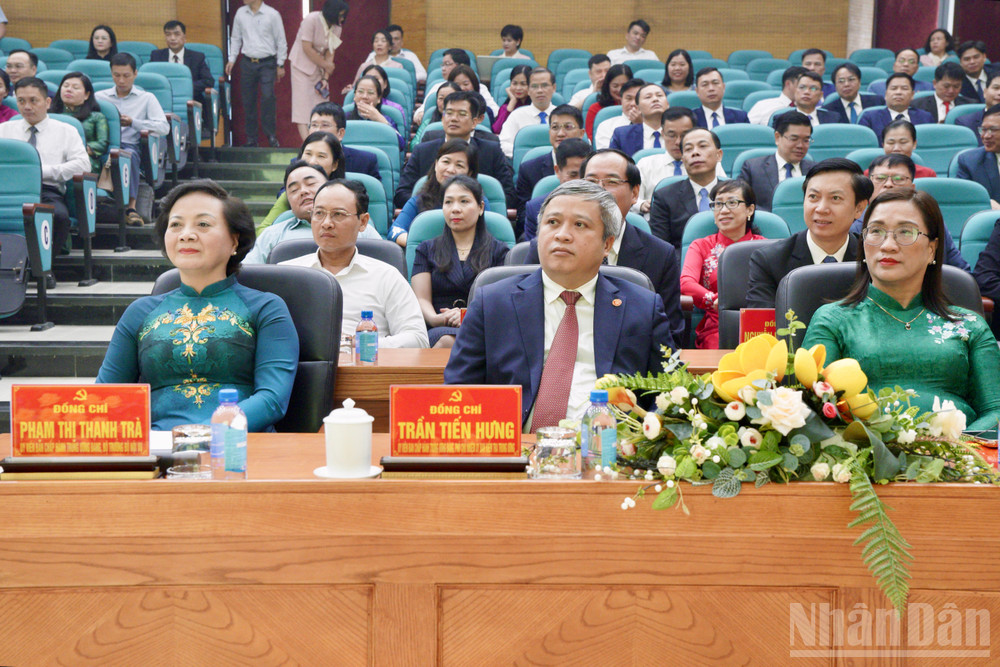 Các đồng chí lãnh đạo Trung ương dự buổi lễ. ndo_br_img-9929.jpg