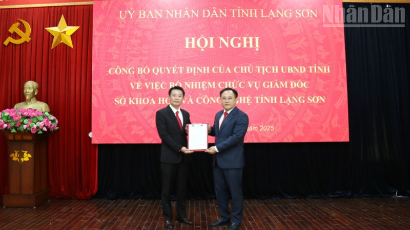 Đồng chí Nguyễn Quang Huy, Tỉnh ủy viên, Giám đốc Sở Khoa học và Công nghệ tỉnh Lạng Sơn nhận quyết định từ Phó Chủ tịch Ủy ban nhân dân tỉnh Lạng Sơn.
