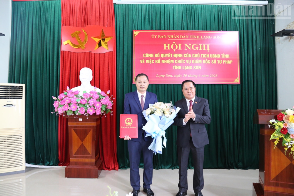 Đồng chí Phạm Hùng Trường, Giám đốc Sở Tư pháp tỉnh Lạng Sơn nhận quyết định từ Chủ tịch Ủy ban nhân dân tỉnh Lạng Sơn. ndo_tr_img-8602.jpg