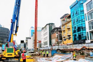 Thi công tại ga S10 Cát Linh thuộc dự án Metro Nhổn-Ga Hà Nội. (Ảnh: TRUNG NGUYÊN)