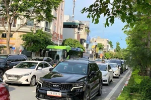 Lượng phương tiện quá lớn khiến cho đường Cổ Linh luôn trong tình trạng quá tải. (Ảnh: QUỐC TOẢN)
