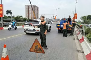 Hà Nội đồng loạt ra quân, kịp thời sửa chữa hư hỏng mặt đường, vỉa hè, xử lý triệt để tình trạng bong tróc, lún võng, nứt vỡ, bảo đảm an toàn và êm thuận cho phương tiện lưu thông.