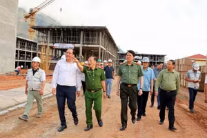 Thượng tướng Nguyễn Văn Long, Thứ trưởng Công an cùng đoàn công tác kiểm tra dự án trường học xã Pa Tần.