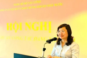 Đồng chí Bí thư Đảng ủy cơ quan Ủy ban Chứng khoán Nhà nước Vũ Thị Chân Phương phát biểu tại Hội nghị tập huấn công tác Đảng.