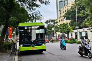 Từ ngày 23/4, Hà Nội đưa thêm 11 xe buýt điện vào hoạt động trên tuyến buýt số 90.