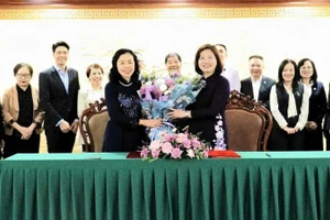 Chủ tịch Ủy ban Chứng khoán Nhà nước và VACPA chúc mừng buổi lễ thành công tốt đẹp. (Ảnh: Hương Trà)