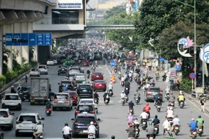 Một số đoạn trên đường Nguyễn Trãi, với tổng chiều dài 1.200m, sẽ được rào chắn phục vụ thi công dự án chống úng ngập cho khu vực nội đô. (Ảnh: TUẤN LƯƠNG)