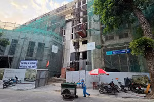 Công trình này thi công kéo dài, mỗi khi có gió, bụi bay mù mịt ở đường Đặng Thái Thân.
