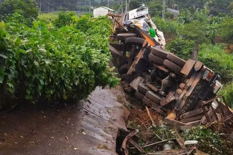 Xe tải tông sập cầu sắt bắc qua thượng nguồn sông Bé đoạn qua phường Phước Long, thành phố Đồng Nai.