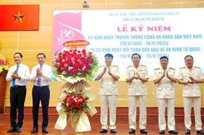 Lãnh đạo tỉnh tặng hoa chúc mừng Công an tỉnh Quảng Trị. 