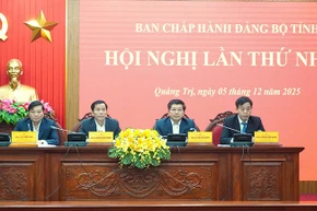 Các đồng chí lãnh đạo tỉnh Quảng Trị chủ trì hội nghị.