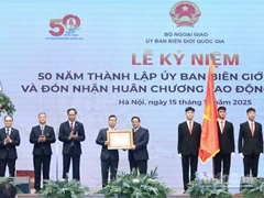 Thủ tướng Phạm Minh Chính trao Huân chương Lao động hạng Nhất tặng Ủy ban Biên giới quốc gia. (Ảnh: TRẦN HẢI)