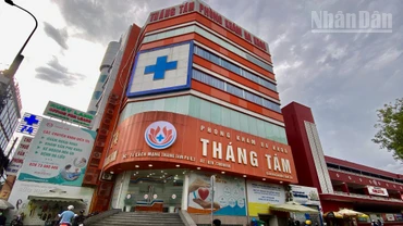 Phòng khám Tháng Tám liên tục bị phát hiện vi phạm về hành vi "vẽ bệnh, moi tiền". 