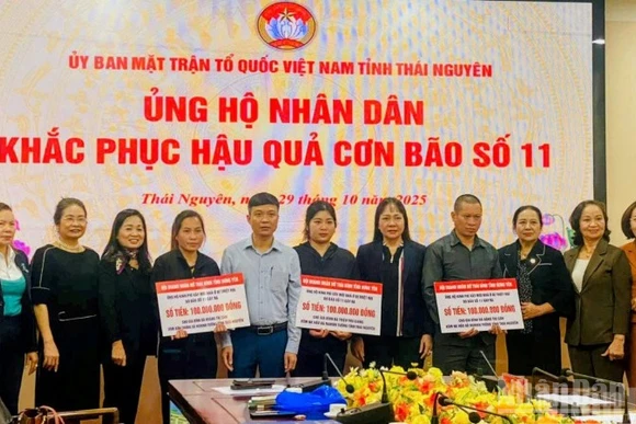 Hội Doanh nhân nữ Thái Bình ủng hộ trực tiếp 3 gia đình ở tỉnh Thái Nguyên mất hết nhà cửa do lũ lụt gây ra.