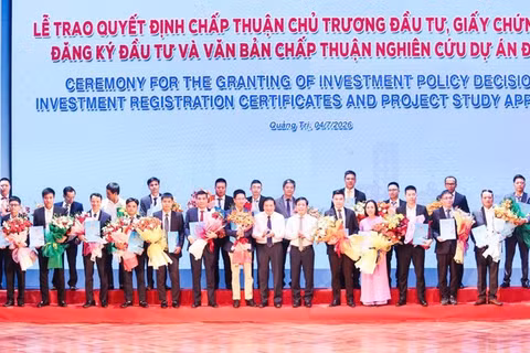 Lãnh đạo tỉnh Quảng Trị trao Quyết định chấp thuận chủ trương đầu tư; Giấy chứng nhận đăng ký đầu tư và Văn bản chấp thuận nghiên cứu dự án đầu tư cho các doanh nghiệp.