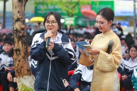 Học sinh đặt câu hỏi gửi đến Ban tổ chức.