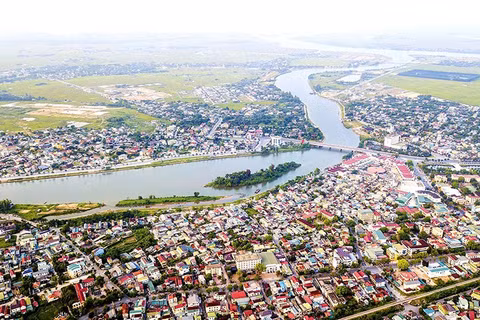 Phường Đông Hà, nhìn từ trên cao, sông Hiếu đầy năng lượng chảy qua trung tâm đô thị.