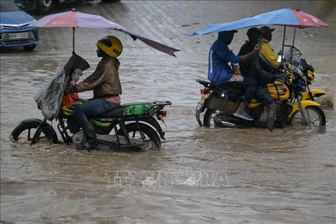 Kenya: Hơn Nửa Nạn Nhân Lũ Lụt Là Cư Dân Nairobi, Ấn Độ: 7 Người Chết Trong Vụ Cháy Xe Điện