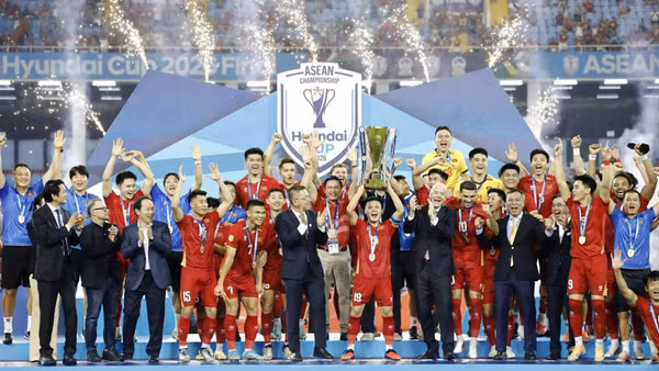 Hình ảnh đội tuyển Việt Nam nâng cao chiếc Cúp ASEAN Championship 2026. (Ảnh: VFF)