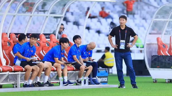 Huấn luyện viên Kim Sang-sik và ban huấn luyện đội tuyển Việt Nam vẫn loay hoay tìm lời giải cho tuyến giữa. (Ảnh: VFF)