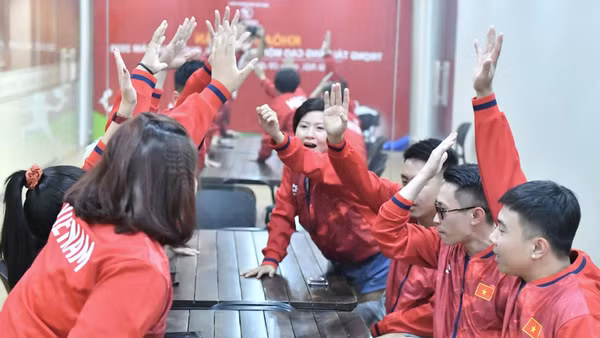 Toàn thể đội tuyển chuẩn bị chiến thuật cho nội dung thi đấu. (Ảnh: LÊ ANH)