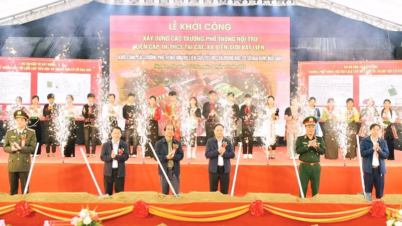 Lễ khởi công công trình Trường Phổ thông Nội trú liên cấp TH và THCS Hua Bum, tỉnh Lai Châu. (Ảnh THU TRANG)