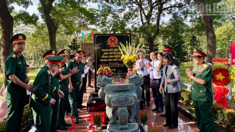 Đại biểu dự lễ khánh thành Bia tưởng niệm cán bộ, chiến sĩ Biệt động Sài Gòn-Gia Định.