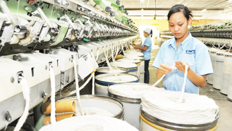 Công nhân làm việc tại Công ty cổ phần Dệt may Sơn Nam (Ninh Bình). (Ảnh KHÁNH AN)